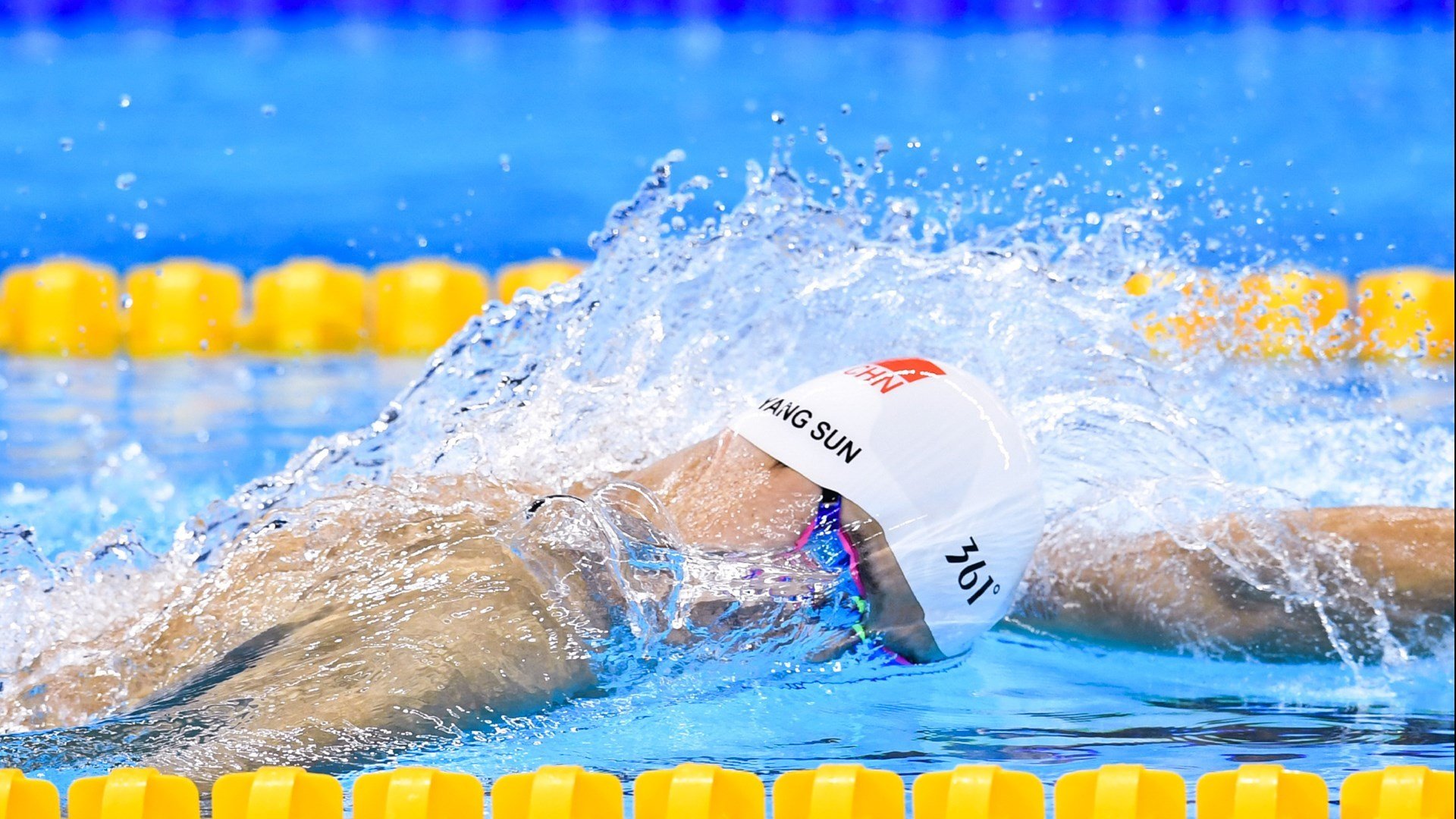 《电竞场景搭建：打造最炫比赛环境》，电竞场景图